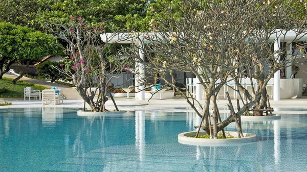 Cây cảnh được trồng đan xen giữa hồ bơi tạo cảm giác dễ chịu cho du khách khi bơi lội