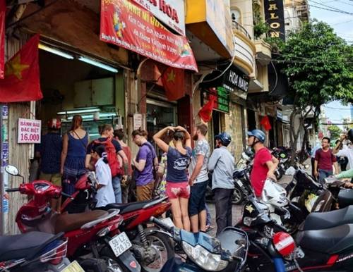 Bánh mì Huỳnh Hoa  Tiệm bánh mì bán từ 3h chiều từng được nhiều blogger nước ngoài giới thiệu luôn kín người xếp hàng chờ mua. Nhiều thực khách cho rằng đây là bánh mì “đắt nhất Sài Gòn” vì giá hiện nay là 37.000 đồng một ổ. Tuy nhiên món ở đây thu hút rất nhiều người ăn với quan điểm "đắt xắt ra miếng". Ảnh: Voz.