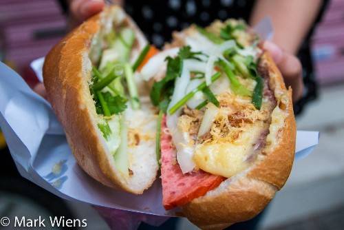 Phần nhân của bánh mì rất nhiều, thịt, chà bông hay pate đều ngon và sạch sẽ. Một ổ có thể dành cho 2 người ăn. Ảnh: Mark Wiens.
