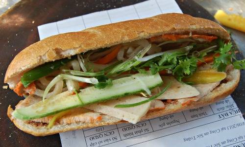 Bánh mì Bảy Hổ  Xe bánh mì gần 80 năm ở đường Huỳnh Khương Ninh, quận 1 hút khách mỗi ngày với pate nhà làm rất ngon. Trước đây quán chỉ bán buổi chiều, vài năm gần đây đã bán thêm buổi sáng để đáp ứng nhu cầu của khách. Ảnh: Khánh Ly.