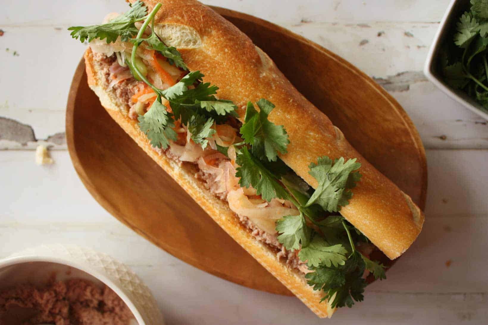 Bánh mì Num pang ẩm thực Campuchia