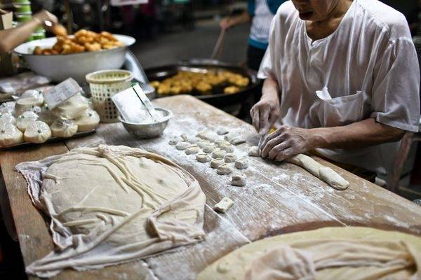 Làm bánh rán tại Pratunam - Ẩm thực châu Á
