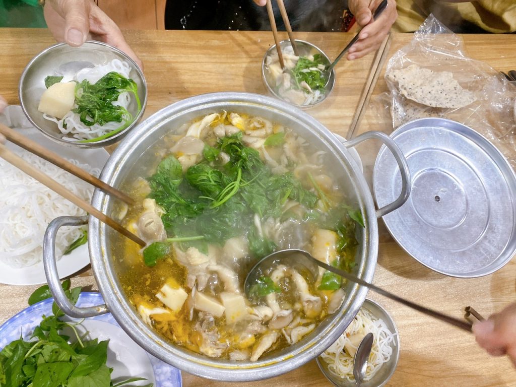 Lẩu gà lá é món ăn đặc trưng ẩm thực Đà Lạt