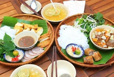 Khách quốc tế thích thú trải nghiệm ẩm thực vỉa hè khi đi du lịch Hà Nội