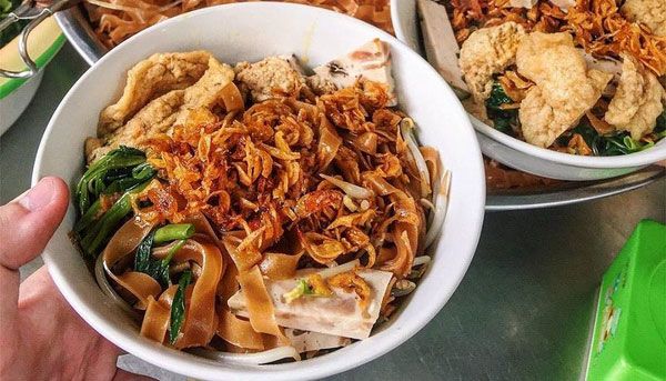 Bánh đa trộn ẩm thực đường phố Hà Nội