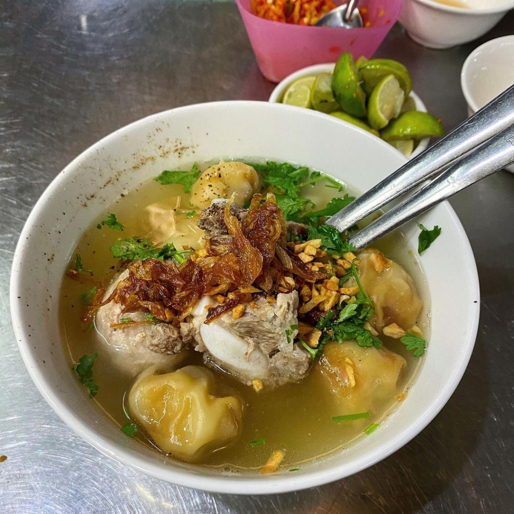 Hoành thánh chợ xóm Chiếu. Ảnh: @bluewebkq