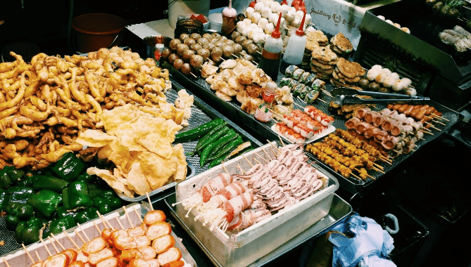 Vi vu 4 con đường ẩm thực quận 6 không thể bỏ lỡ