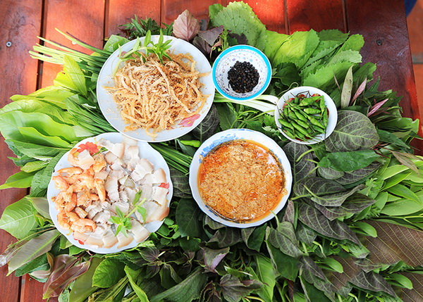 Lẩu lá rừng đặc sản ẩm thực Gia Lai