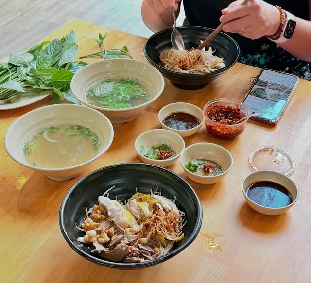 Phở hai tô ăn kèm tương đen Gia Lai