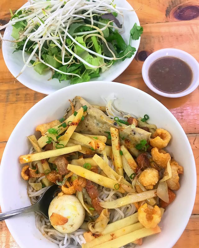 Bún cua thối Gia Lai ăn kèm rau sống