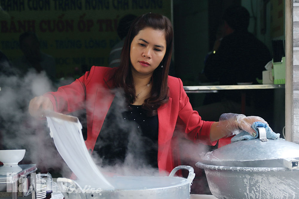 Cuốn bánh. Ảnh: Báo Hà Nam.