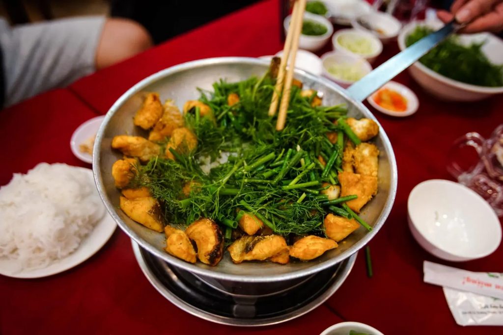Chả cá Lã Vọng xào với hành lá và thì là