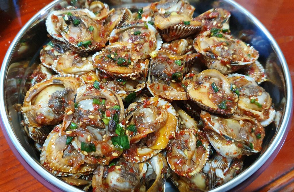 Món banchan sò lông trộn cay hấp dẫn của ẩm thực Hàn Quốc