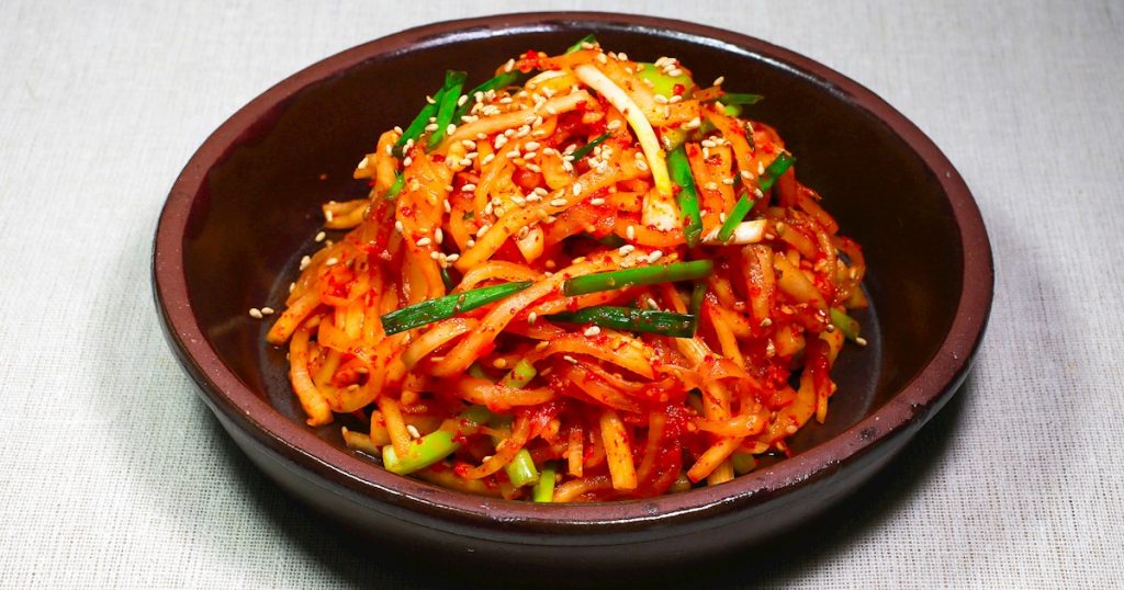 Salad củ cải bào giòn ngọt ẩm thực Hàn Quốc
