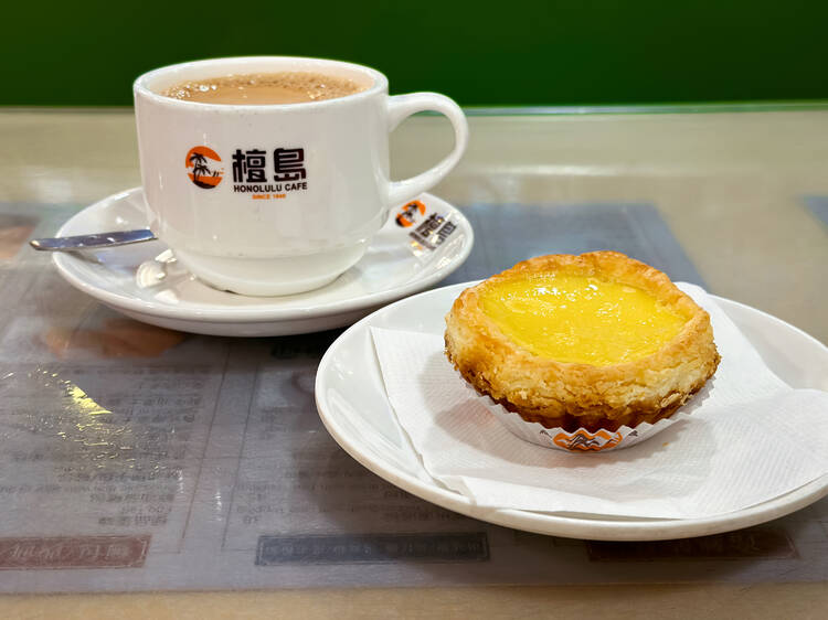 Thưởng thức bánh tart trứng cùng sữa nóng