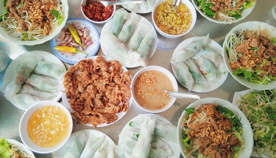 Bánh ướt Huế cuốn rau thơm thịt nướng
