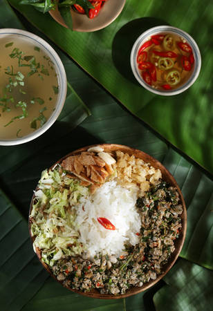 Nguyên liệu hến tươi từ sông Hương trong ẩm thực Huế Hà Nội