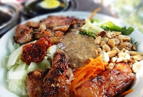 Bún thịt nướng.