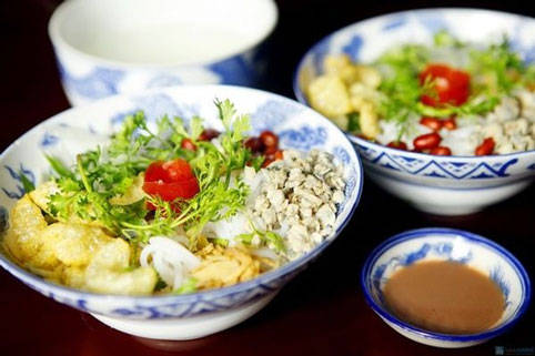 Giá 1 tô cơm hến chỉ khoảng 10.000 VND.