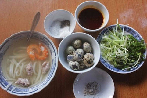 Bánh canh đặc phong cách Huế.