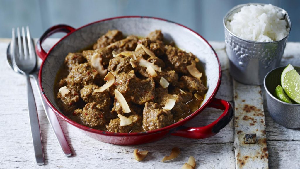 Beef rendang thịt bò hầm đặc trưng ẩm thực Malaysia
