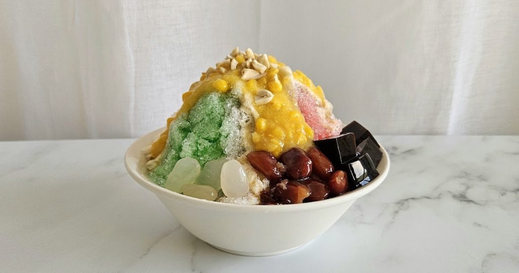 Ais kacang món đá bào tráng miệng đầy màu sắc