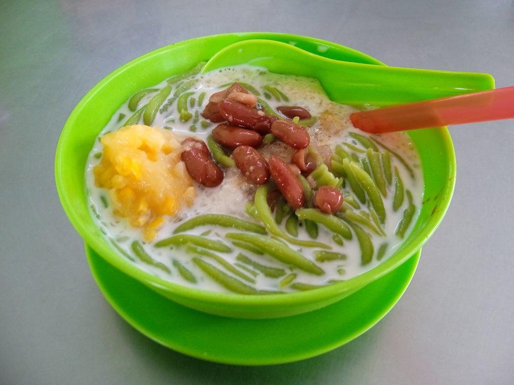 Món chè cendol tráng miệng tại chợ đêm Malaysia
