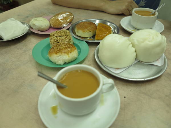 Những cửa hàng trà ở Myanmar không chỉ là nơi để thưởng thức trà, nó còn là một nơi thường xuyên tổ chức những khóa học nấu ăn và phục vụ những món ăn truyền thống.