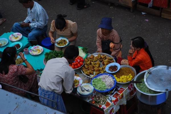 Một cửa hàng bán các món bánh ngọt trên đường phố Yangon.