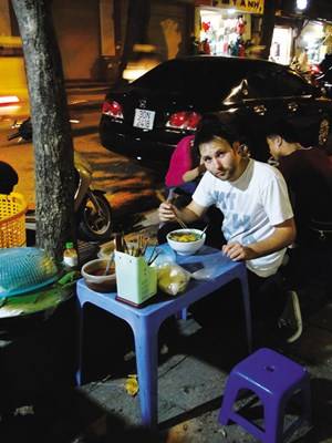 Du khách nước ngoài trải nghiệm ẩm thực đêm Hà thành