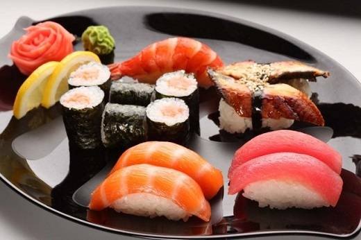 Sushi - món ăn Nhật Bản có rất nhiều loại để thực khách thưởng thức: Nigiri, Makizushi, Inarizushi, Chirashizushi, Oshizushi