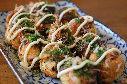 Takoyaki - món ăn Nhật Bản với cá bào gừng đỏ và nước sốt đậm đà
