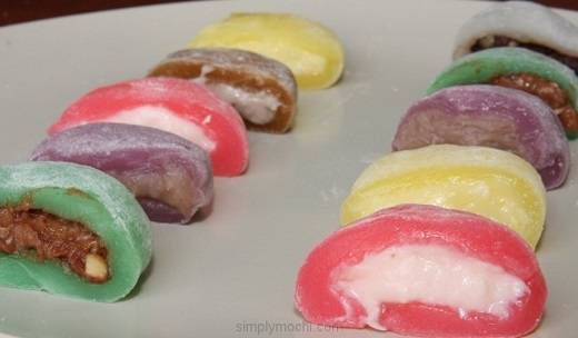 Nguyên liệu để làm bánh không có gì khác ngoài gạo, nhưng phải dùng loại gạo nếp ngọt và dẻo, người Nhật gọi là gạo Mochi