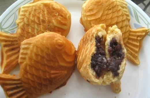 am-thuc-nhat-ban-ivivu6 Khi thưởng thức Taiyaki, bạn sẽ thấy sự hòa quyện tuyệt vời giữa lớp vỏ bánh thơm lừng cùng nhân bên trong là lớp nhân đậm đà khá là thú vị đấy.