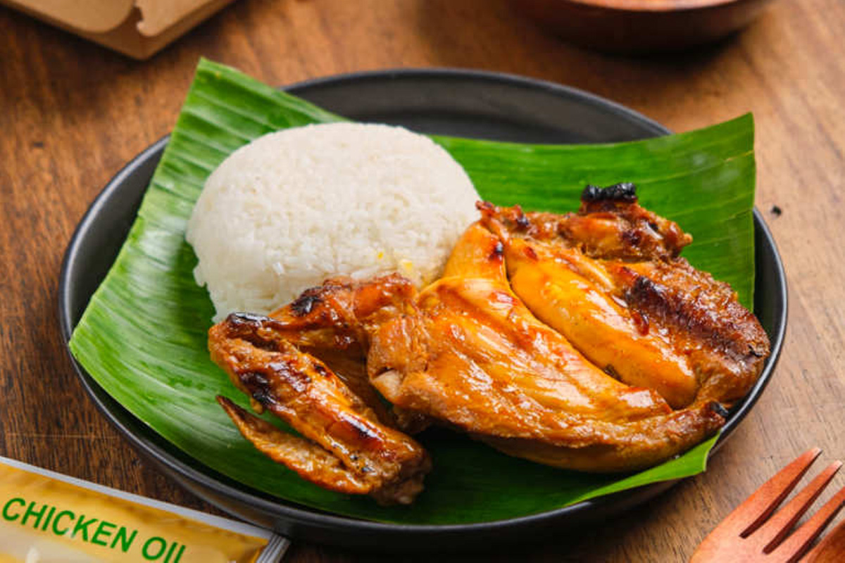 Inasal na manok ăn kèm cơm trắng ẩm thực Philippines
