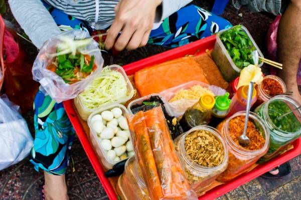 Bánh tráng trộn ngon trong ẩm thực Sài Gòn ngày mưa