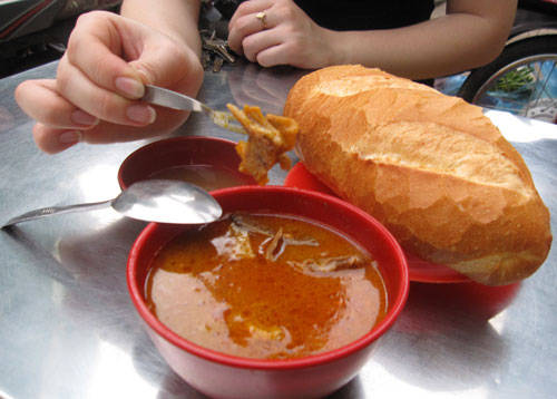 Phá lấu ngon trong ẩm thực Sài Gòn ngày mưa