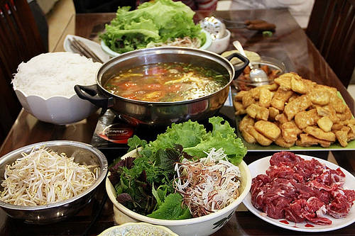 Lẩu mắm hấp dẫn trong ẩm thực Sài Gòn ngày mưa