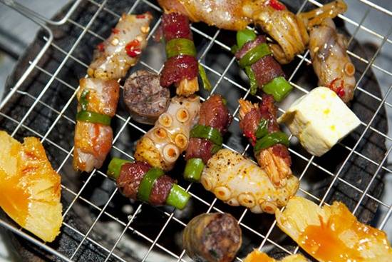 Món nướng đa dạng trong ẩm thực Sài Gòn ngày mưa