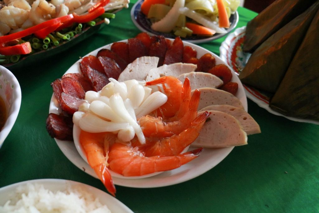 Lạp xưởng ăn kèm củ kiệu