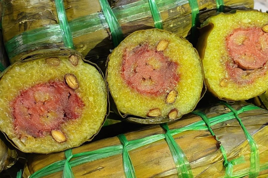 Bánh tét nhân chuối lá dứa trong ẩm thực Tết Nguyên đán miền Nam