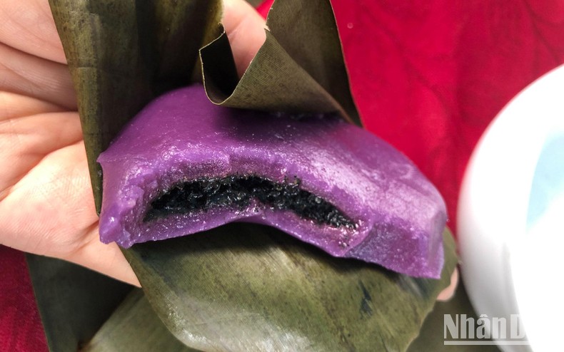 Bánh dày màu tím. Ảnh: Báo Nhân dân