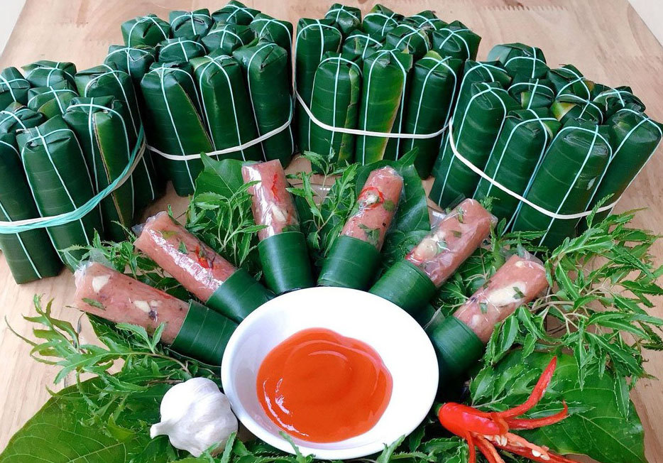 Nem chua món ăn với ớt đại diện cho ẩm thực Việt Nam