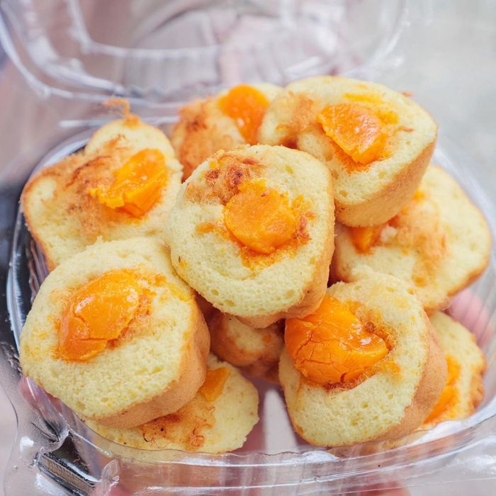 Bánh bông lan trứng muối ở Vũng Tàu.