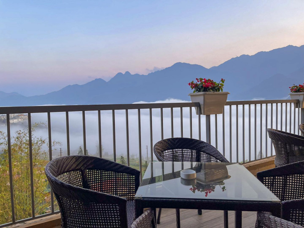 Hồ bơi và view núi khách sạn Amazing Sapa Hồ bơi và view núi khách sạn Amazing Sapa