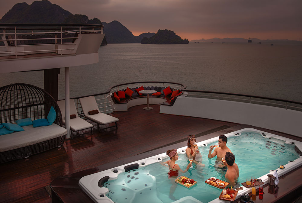 Không gian thư giãn Ambassador Day Cruise Hạ Long