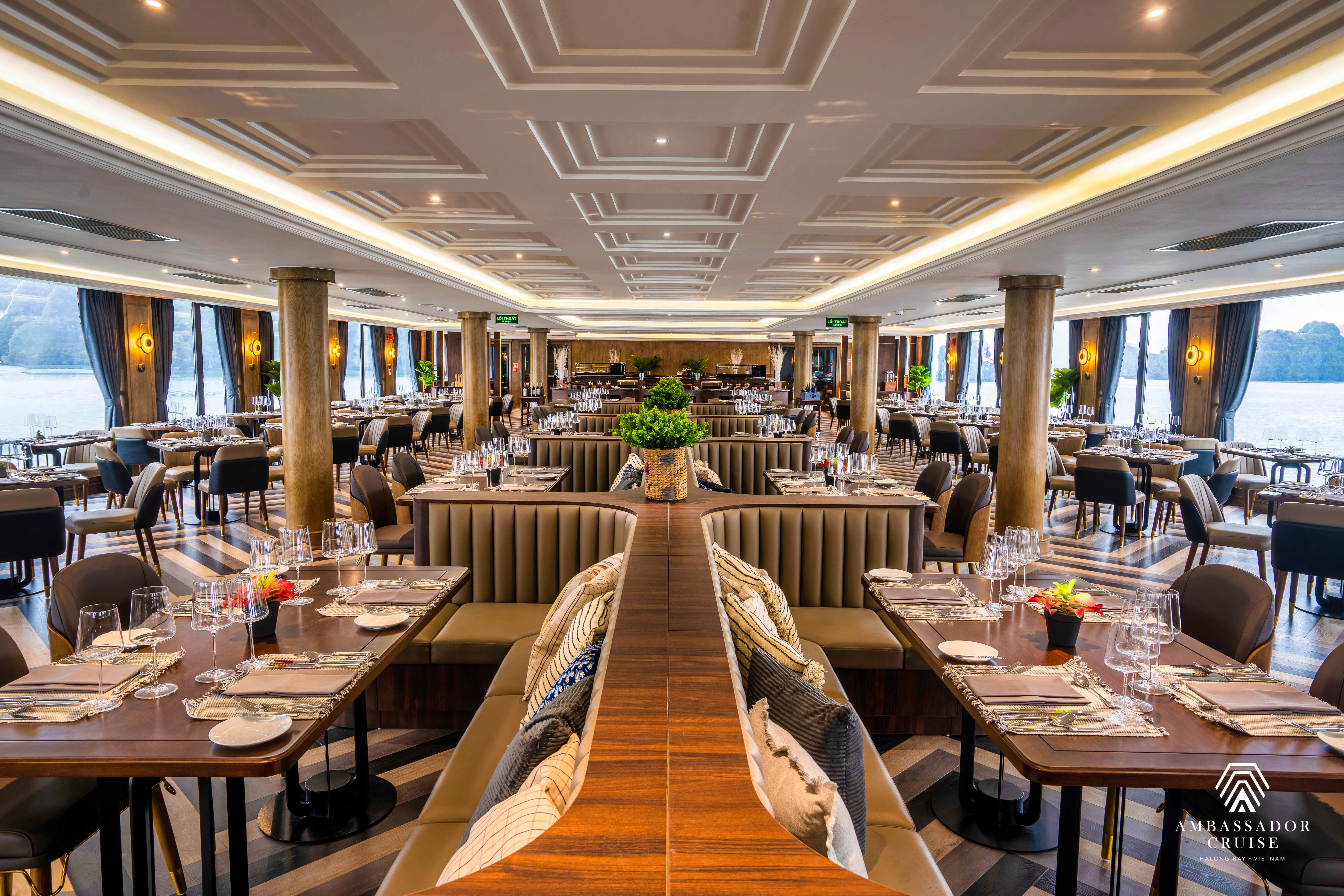 Du thuyền Ambassador Day Cruise Hạ Long