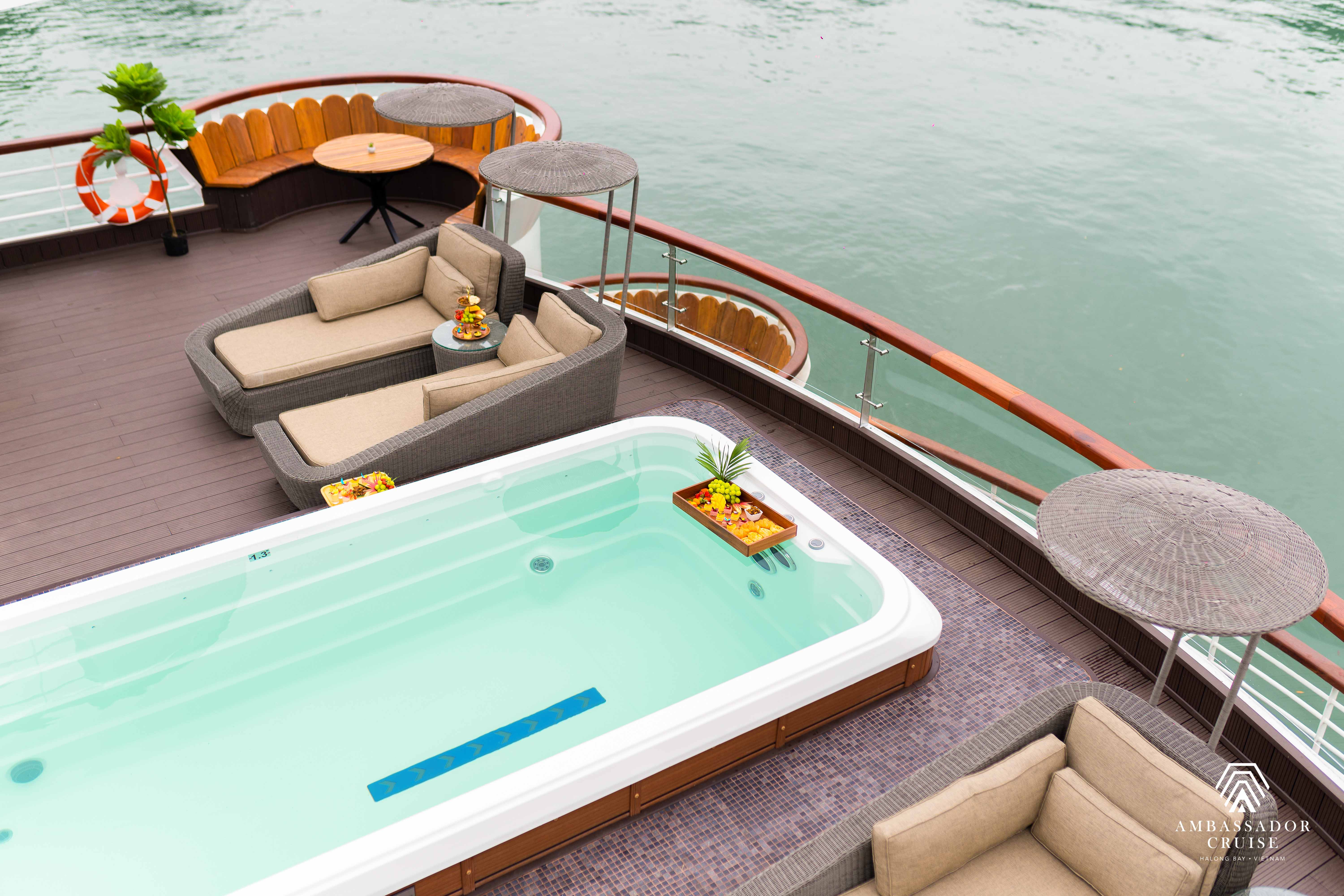 Bể bơi Jacuzzi Ambassador Day Cruise Hạ Long