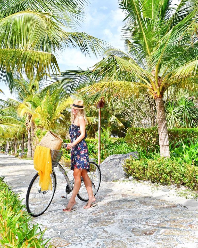 Du khách tận hưởng bãi biển riêng tư tại khu nghỉ dưỡng Amiana Nha Trang