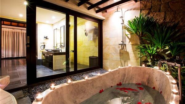 Lối đi ngập tràn cây xanh dẫn vào phòng nghỉ resort Amiana Nha Trang